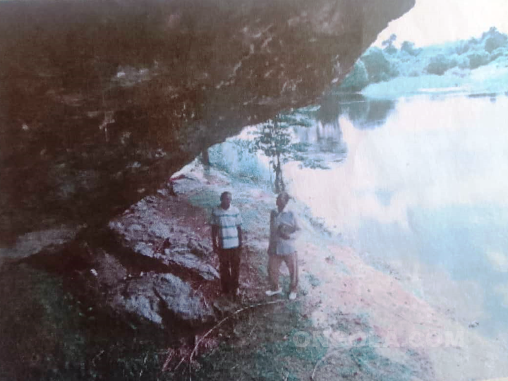 Grotte préhistorique donnant sur le Nyong