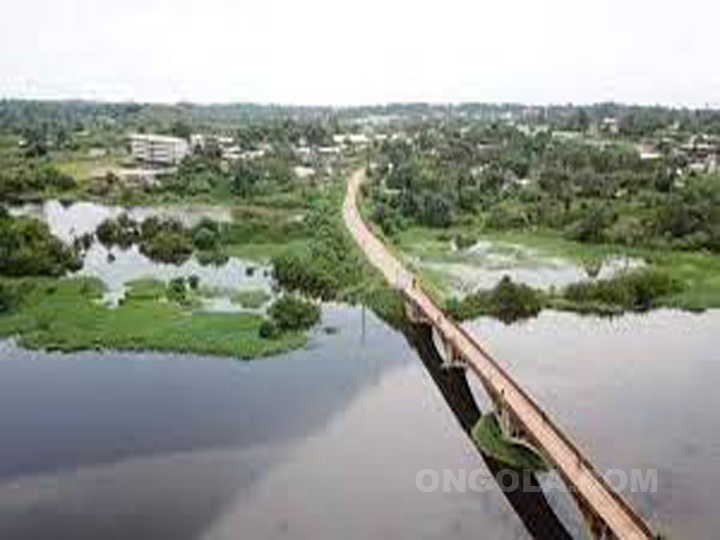 Premier pont sur le Nyong à Mbalmayo