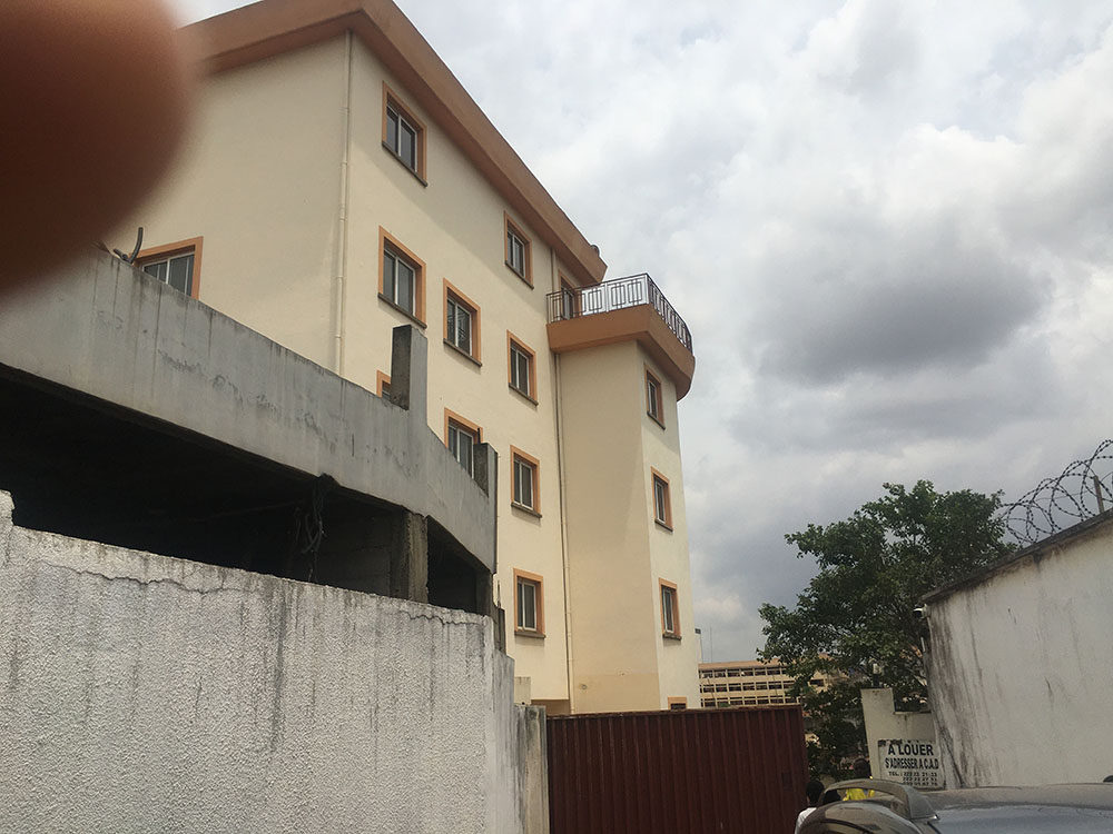 Immeuble commercial à louer - Bastos Yaoundé